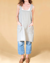 Load image into Gallery viewer, criss cross apron classic fit in smoked