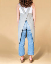 Load image into Gallery viewer, criss cross apron classic fit in smoked